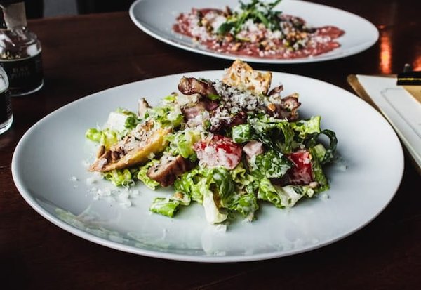 Les incontournables en matière de spécialités gastronomiques ou artisanales dans les villes en France