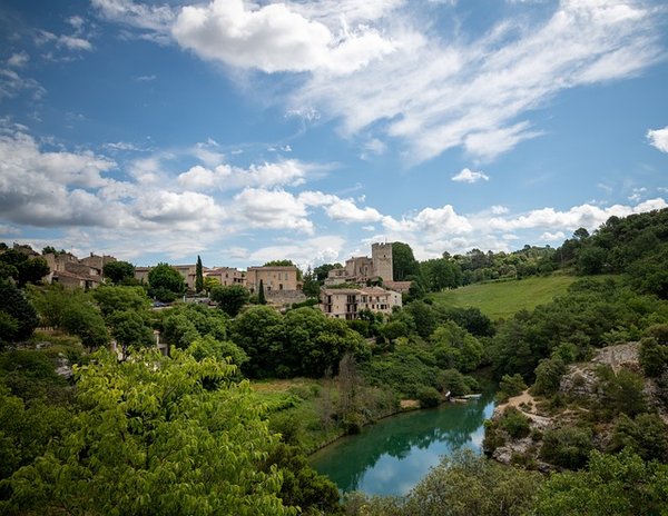 Quels sont les services de location de vacances proposés dans les campings à Esparron de Verdon en France ?