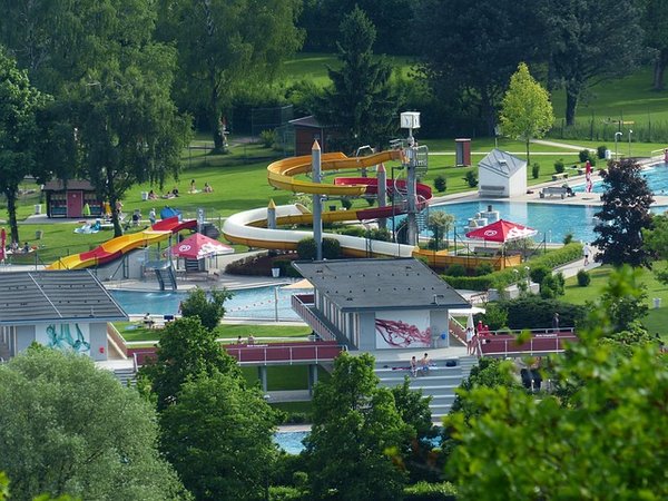 Quels sont les meilleurs campings avec parc aquatique en France pour des vacances entre amis ?