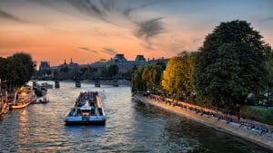 Voyage tranquille en bateau-mouche.